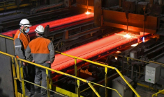 Des brames d'acier en fusion dans l'usine ArcelorMittal de Dunkerque, le 11 février 2022 ( AFP / FRANCOIS LO PRESTI )