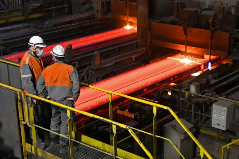 Des brames d'acier en fusion dans l'usine ArcelorMittal de Dunkerque, le 11 février 2022 ( AFP / FRANCOIS LO PRESTI )