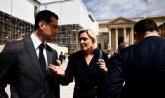 La dirigeante d'extrême droite française Marine Le Pen s'entretient avec Jordan Bardella, président du Rassemblement national