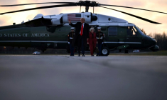 Le président américain Donald Trump en passe de quitter Anchorage en Alaska le 13 octobre après un déplacement de campagne à Wasilla ( AFP / Kent NISHIMURA )