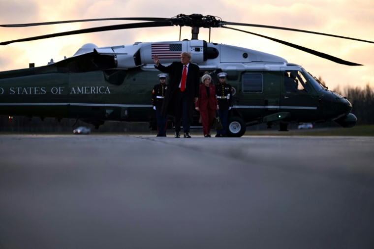 Le président américain Donald Trump en passe de quitter Anchorage en Alaska le 13 octobre après un déplacement de campagne à Wasilla ( AFP / Kent NISHIMURA )