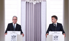 Le Premier ministre britannique Keir Starmer (g) et le président français Emmanuel Macron lors d'une conférence de presse à l'issue d'un sommet sur le détroit d'Ormuz à l'Elysée, le 17 avril 2026 à Paris  ( POOL / Tom Nicholson )