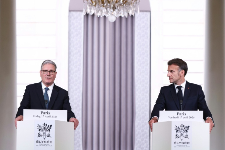 Le Premier ministre britannique Keir Starmer (g) et le président français Emmanuel Macron lors d'une conférence de presse à l'issue d'un sommet sur le détroit d'Ormuz à l'Elysée, le 17 avril 2026 à Paris  ( POOL / Tom Nicholson )