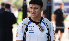 Isack Hadjar de RB arrive avant le Grand Prix du Qatar