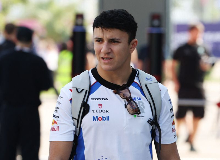 Isack Hadjar de RB arrive avant le Grand Prix du Qatar