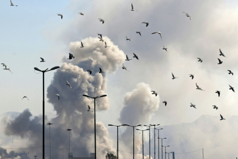 Des panaches de fumée après des frappes à Téhéran en Iran le 5 mars 2026 ( AFP / ATTA KENARE )