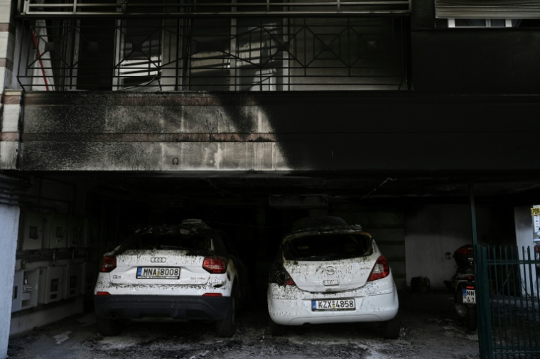 Des dégâts provoqués par l'explosion d'une bombe artisanale à l'entrée d'un immeuble à Thessalonique, le 1er juillet 2026 en Grèce ( AFP / Sakis Mitrolidis )