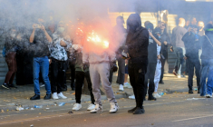 Un protestataire utilise des feux d’artifice contre les forces antiémeutes lors d’une manifestation antigouvernementale à Tirana, le 20 octobre 2026 en Albanie ( AFP / Adnan Beci )