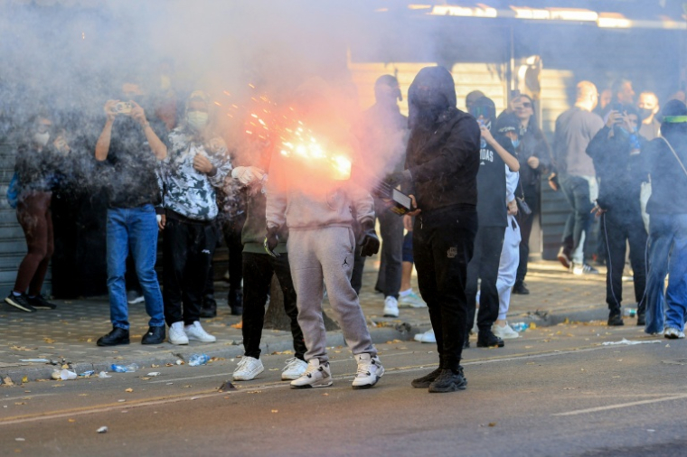 Un protestataire utilise des feux d’artifice contre les forces antiémeutes lors d’une manifestation antigouvernementale à Tirana, le 20 octobre 2026 en Albanie ( AFP / Adnan Beci )