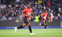 Arnaud Kalimuendo file en Premier League