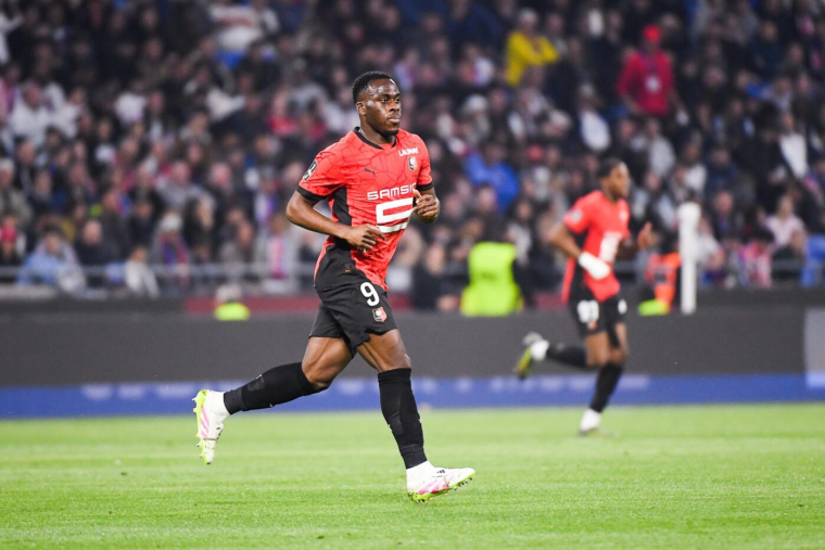 Arnaud Kalimuendo file en Premier League