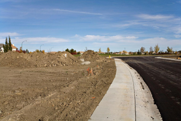 Pour répondre à la pénurie de logements, la loi de Finances 2024 offre une réduction d’impôt de 60% sur la vente de terrains constructibles en zones tendues. L’objectif est de stimuler la construction de logements collectifs et libérer du foncier.