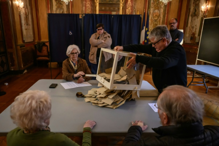 Dépouillement des bulletins de vote au premier tour des élections municipales, le 15 mars 2026 à Perpignan  ( AFP / Ed JONES )