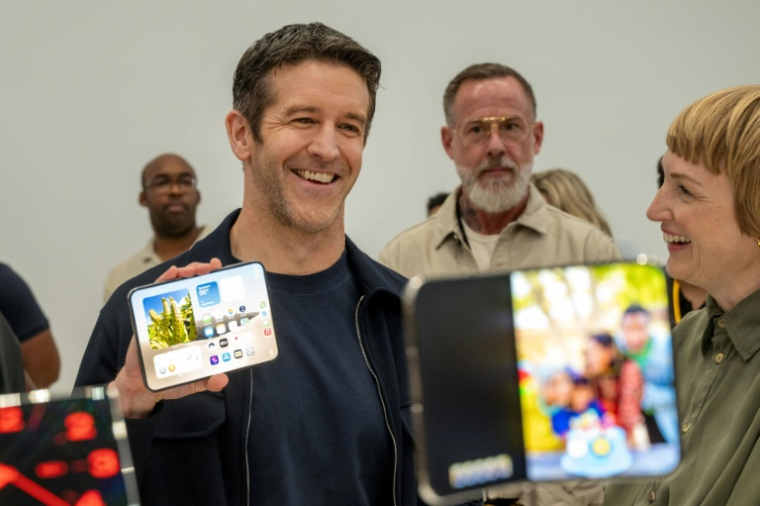 Le nouveau patron d'Apple, John Ternus, présente le premier iPhone pliable d'Apple à Cupertino en Californie le 9 septembre 2026, aux Etats-Unis ( AFP / Karl Mondon )