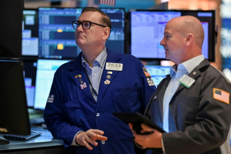 Des opérateurs à la Bourse de New York le 12 mai 2025. ( AFP / ANGELA WEISS )