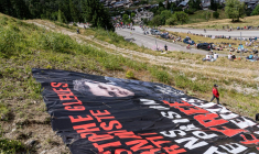 Un tifo déployé pour réclamer la libération de Christophe Gleizes dans le col de la Loze