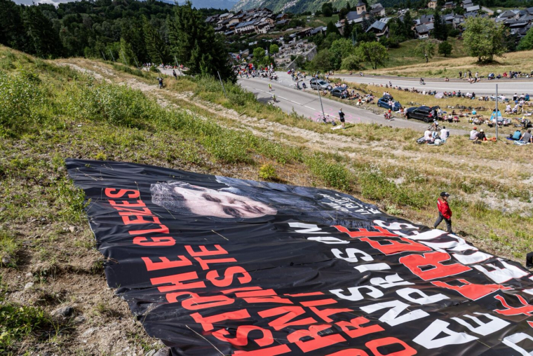 Un tifo déployé pour réclamer la libération de Christophe Gleizes dans le col de la Loze