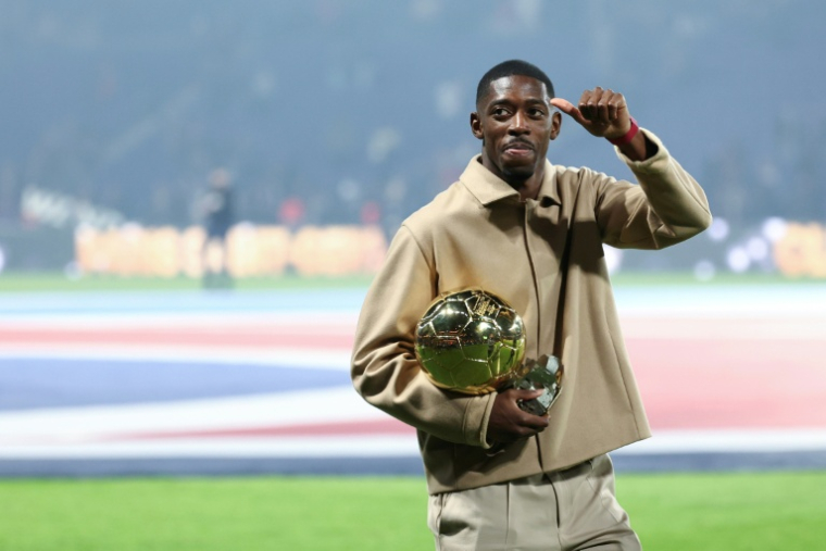 L'attaquant n°10 du Paris Saint-Germain Ousmane Dembélé et son trophée du Ballon d'Or lors d'une cérémonie après le match de football de L1 entre le Paris Saint-Germain (PSG) et Auxerre au stade du Parc des Princes à Paris, le 27 septembre 2025 ( AFP / FRANCK FIFE )
