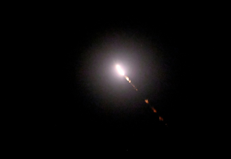 Un missile en vol lors de frappes russes contre la capitale ukrainienne, Kiev, le 19 juillet 2026 ( AFP / Sergei SUPINSKY )