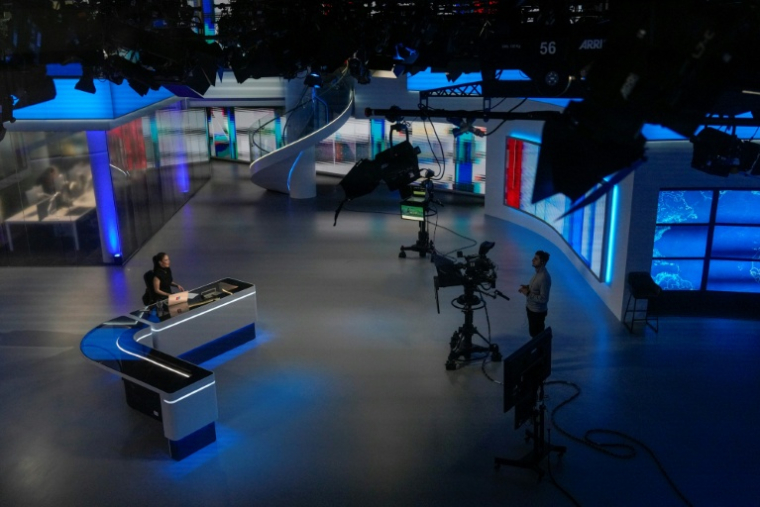 Reihaneh Fallah, présentatrice à Iran International, lors d'un  journal télévisé dans le studio de la chaîne à Londres, le 20 janvier 2026 ( AFP / CARLOS JASSO )