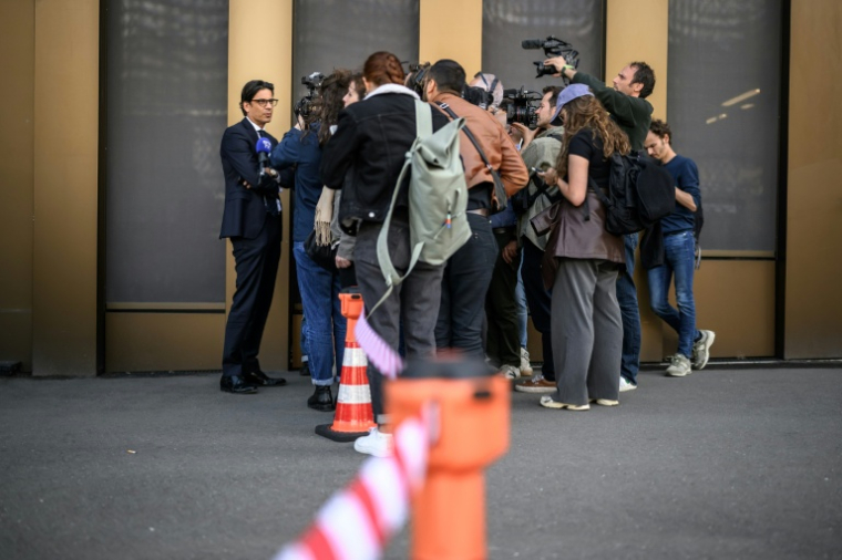 L'un des avocats des plaignants, Gilles-Antoine Hofstetter (g), s'adresse aux journalistes lors d'une audience des propriétaires du bar Le Constellation à Crans-Montana, dans l'enquête sur l'incendie dévastateur du Nouvel An, le 5 juin 2026 à Sion, en Suisse ( AFP / Fabrice COFFRINI )