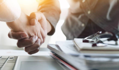 Renégocier un crédit : comment faire pour profiter des taux bas ? / iStock.com - Natee Meepian