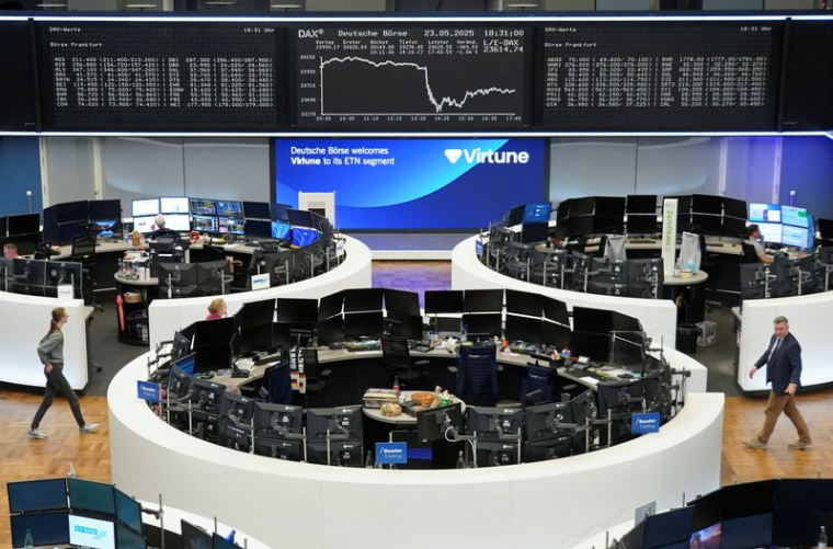 Le graphique de l'indice allemand des prix des actions DAX est photographié à la bourse de Francfort