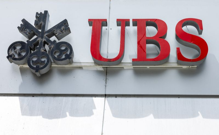 Le logo UBS est photographié sur une succursale de la banque suisse à Lucerne