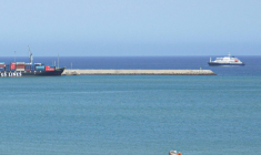 Vue du bateau de croisière MV Hondius (à droite) au mouillage au large du port de Praia, capitale du Cap-Vert, le 4 mai 2026 ( AFP / - )