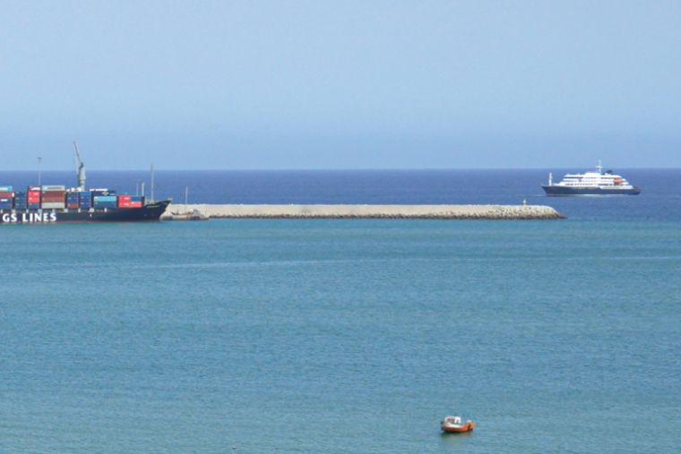 Vue du bateau de croisière MV Hondius (à droite) au mouillage au large du port de Praia, capitale du Cap-Vert, le 4 mai 2026 ( AFP / - )