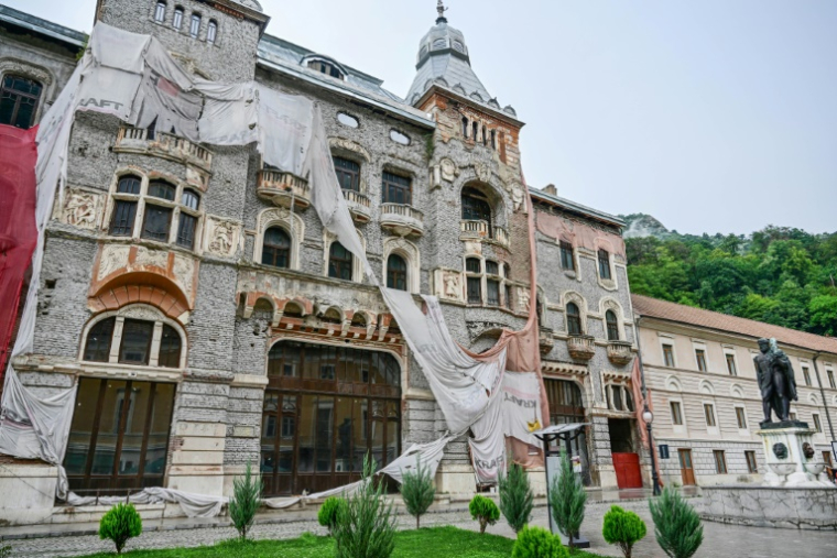 Le bâtiment "Pavillon 6", construit en 1906, toujours en cours de reconstruction depuis 2019, le 29 juillet 2025 à Baile Herculane, en Roumanie  ( AFP / Daniel MIHAILESCU )