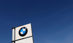 Photo d'archives: Le logo du constructeur automobile allemand BMW est visible à Bruxelles