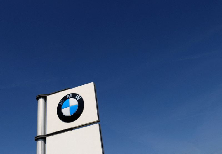 Photo d'archives: Le logo du constructeur automobile allemand BMW est visible à Bruxelles