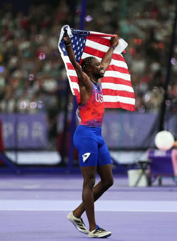 JO: Noah Lyles (USA) célèbre sa victoire en finale du 100m hommes