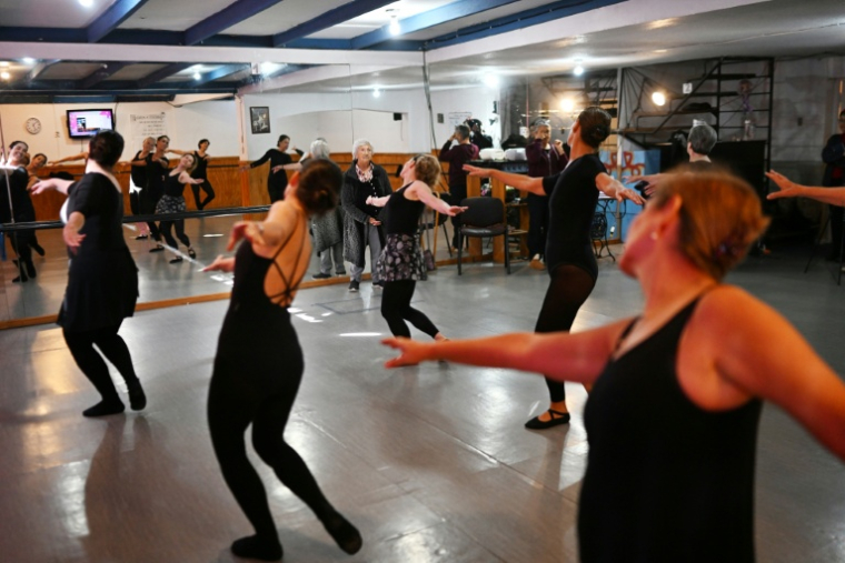 Des élèves de la ballerine et professeure de danse centenaire Evelyn Cordero, âgées de 50 à 80 ans, assistent à un cours au Conservatorio Danza Experimental de Santiago, le 19 mai 2026 au Chili ( AFP / RODRIGO ARANGUA )
