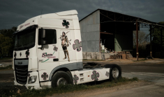 Un poids lourd stationné dans un dépôt d'une entreprise de transport routier à Bignay, dans le sud-ouest de la France, le 31 mars 2026 ( AFP / Philippe LOPEZ )