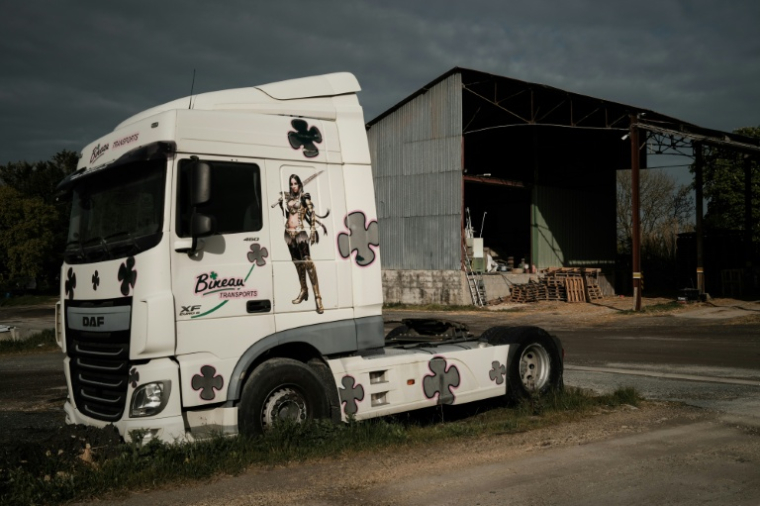 Un poids lourd stationné dans un dépôt d'une entreprise de transport routier à Bignay, dans le sud-ouest de la France, le 31 mars 2026 ( AFP / Philippe LOPEZ )