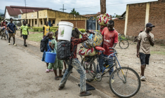 Un groupe de personnes fuyant d'intenses bombardements dans la région de Kamanyola, dans l'est de la République démocratique du Congo, arrive à Bugarama, au Rwanda voisin, le 5 décembre 2025 ( AFP / - )