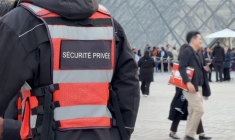 Les touristes se réjouissent de la réouverture du musée du Louvre