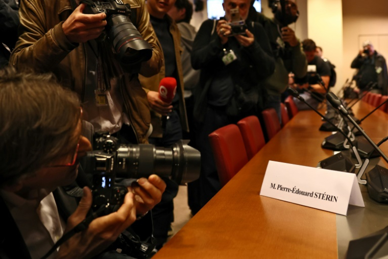 La chaise vide du milliardaire conservateur Pierre-Edouard Stérin devant la commission de l'Assemblée nationale qui souhaitait l'entendre le 20 mai 2025 à Paris ( AFP / Anne-Christine POUJOULAT )