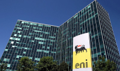 Photo d'archives du logo d'Eni à son siège social près de Milan, Italie