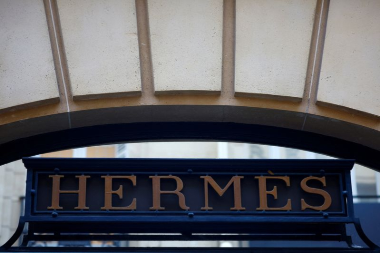 Logo d'Hermes sur un magasin à Paris