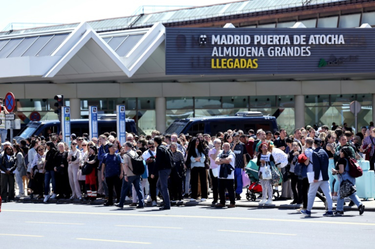 Devant la gare d'Atocha à Madrid, évacuée après une coupure d'électricité géante le 28 avril 2025 ( AFP / Thomas COEX )