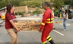 Image tirée d'une vidéo diffusée par l'Unité militaire d'urgence (UME) espagnole montrant des pompiers évacuant les ossements des premiers rois d'Aragon alors qu'un incendie de forêt menace le monastère de San Juan de la Peña, à Peñas de Riglos, dans la province d'Aragon, le 13 août 2026 en Espagne ( UME / Handout )