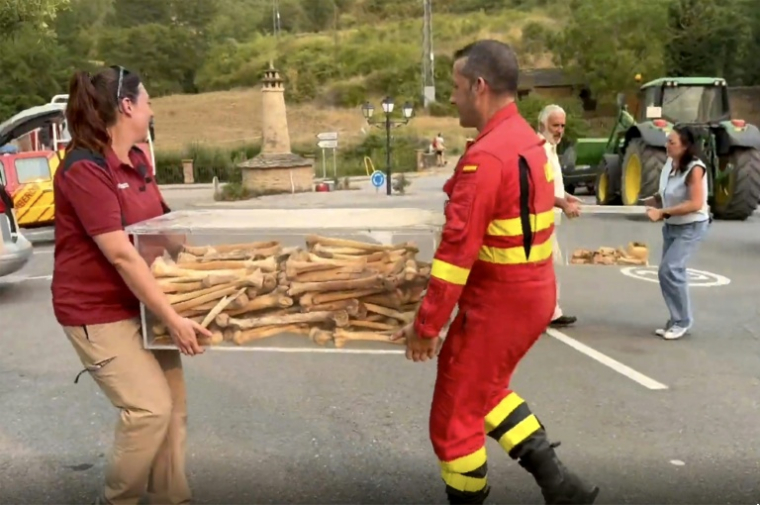 Image tirée d'une vidéo diffusée par l'Unité militaire d'urgence (UME) espagnole montrant des pompiers évacuant les ossements des premiers rois d'Aragon alors qu'un incendie de forêt menace le monastère de San Juan de la Peña, à Peñas de Riglos, dans la province d'Aragon, le 13 août 2026 en Espagne ( UME / Handout )