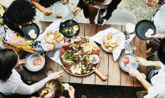 Moment de partage et de convivialité par excellence, l’apéritif se partage en famille ou entre amis crédit photo : Getty images