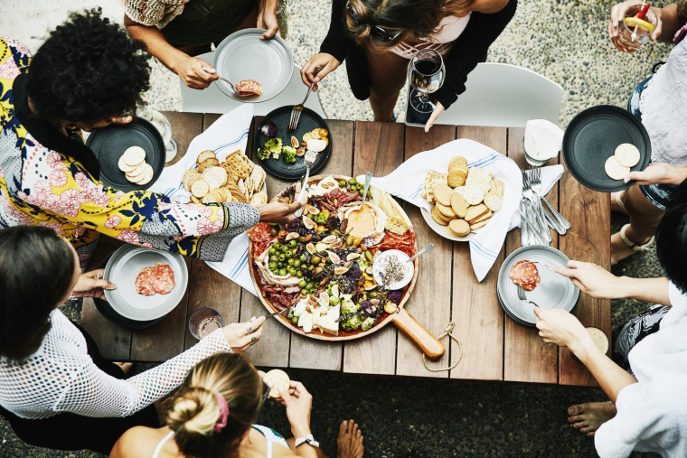 Moment de partage et de convivialité par excellence, l’apéritif se partage en famille ou entre amis crédit photo : Getty images