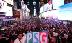 Des supporters du PSG sont rassemblés à Times Square, à New York, le 11 juillet 2025 ( AFP / FRANCK FIFE )