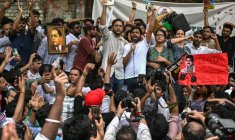 Abhijeet Dipke (C), le fondateur d'un nouveau mouvement dit "Parti du peuple des cafards"  (CJP), s'exprime lors d'une manifestation pour exiger la démission du ministre indien de l'Education, le 6 juin 2026 à New Delhi  ( AFP / Arun SANKAR )