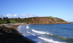 Plage du Guerzit à Plougasnou (Crédits photo : Wikimedia Commons - Ouicoude )